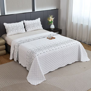 Parure de lit moderne minimaliste brodée en polyester 3 pièces, couvre-lit matelassé pour hôtel et gîte - Product Image 3