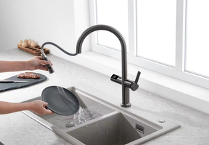 Черный кухонный смеситель с выдвижным распылителем - Product Image 3