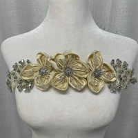 Applique de corsage en satin ornée de fleurs et de strass