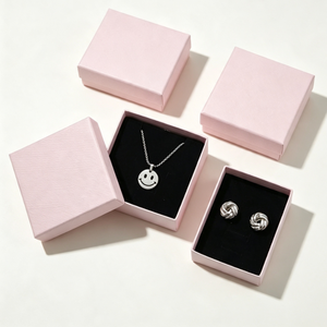 Caja de Joyería de Papel Rígido Rosa con Interior de Terciopelo Negro, Caja de Regalo Cuadrada para Collar y Pendientes, Caja de Empaque para Joyería con Logotipo Impreso Personalizado - Product Image 3