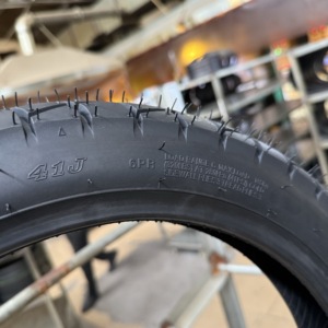 Pneus de moto de haute qualité Pneu Tubeless 275-14 275-17 275-18 État neuf - Product Image 4
