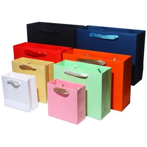 Bolsa de Regalo de Papel de Lujo Personalizada Reciclada, Bolsas de Papel Impresas Personalizadas en Rojo Chino con Cinta - Product Image 4