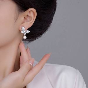 Pendientes de Botón de Moda Chapados en Oro S925 para Mujer, Perla Natural de Agua Dulce, Accesorios Coreanos de Alta Gama, Regalo de Mariposa - Product Image 4