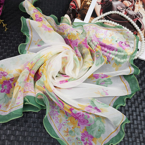 Pañuelo Cuadrado de Chifón con Estampado de Rosas y Protección Solar para Mujer - Product Image 2