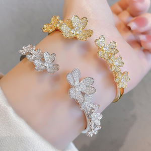 สร้อยข้อมือเพทายรูปดอกไม้สำหรับผู้หญิง ทอง เงิน ของขวัญ เครื่องประดับ Sz11.11 ดีไซน์ 6 กลีบ - Product Image 2