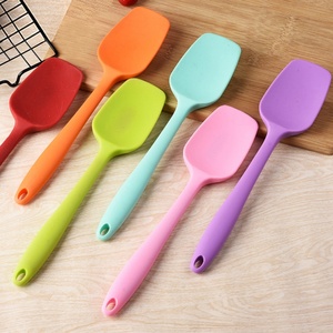 อุปกรณ์ทำขนมในครัว ทนความร้อน เป็นมิตรกับสิ่งแวดล้อม ไม่ติดกระทะ ตะหลิวซิลิโคนแบบแข็ง ขนาด 28 ซม. - Product Image 4
