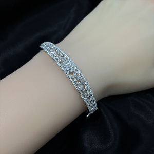 Edle Schmuckstücke 925 Silber Voll Besetzt mit Zirkonia Hohles Spitzenmuster 5A Zirkon CZ Armreif Verstellbares Armband Bling Bling Damenschmuck - Product Image 5