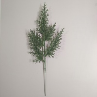 Vente en gros de branches de pin artificielles en plastique style multiple plantes vertes aiguilles de pin artificielles Noël pour la décoration de la maison