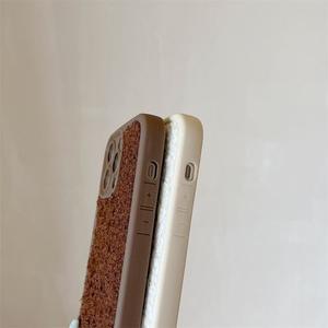Funda para iPhone 15 Pro, estilo ins, de felpa, para otoño e invierno, con cobertura total y a prueba de golpes. - Product Image 3