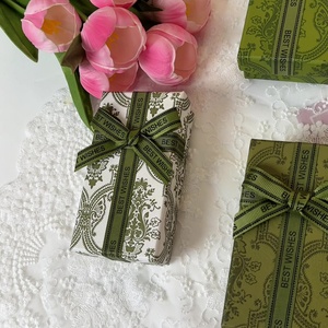 Boîte cadeau rigide de luxe personnalisée en matériaux recyclés écologiques pour mini-flacons d'huiles essentielles Parfum Ciel et Terre - Product Image 2