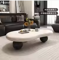 Table basse en pierre en forme de nuage, design de luxe léger d'inspiration française, ton crème, table de forme irrégulière, pour salons modernes.