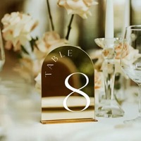 Support de numéro de table en acrylique doré avec miroir en forme d'arche gravé au laser personnalisé pour la décoration de table de mariage moderne et luxueuse
