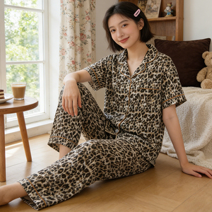 <span class=keywords><strong>Pigiama</strong></span> da Donna alla Moda con Stampa Leopardata: Top a Maniche Corte e Pantaloni Lunghi, Comodo e Pronto per l'Estate - Product Image 6
