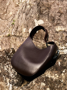 Sac à bandoulière de luxe en cuir pour femme, grand format, dernière collection, design simple et élégant, par une marque de créateur. - Product Image 5