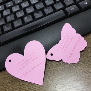 Die Cut Tác Phẩm Nghệ Thuật Quần Áo Nhãn Tùy Chỉnh Thiết Kế Bướm Shape <span class=keywords><strong>Tag</strong></span>, Hình Trái Tim Nữ Quần Áo Treo <span class=keywords><strong>Tag</strong></span> - Product Image 3