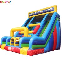 Toboggan aquatique gonflable Vertical Rush avec murs d'obstacles adhérents, entrée, château gonflable et jeux de course pour l'extérieur