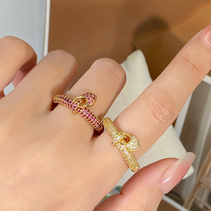 Bague tendance pour femme, en laiton plaqué or 18 carats, avec micro-pavés de zirconias et breloques cœur - Product Image 4