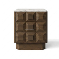 Table de chevet moderne Sageliving avec plateau en marbre, tiroirs à motifs géométriques, style architectural pour chambre à coucher