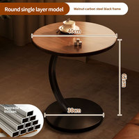 Une petite table d'appoint ronde au design compact avec une structure robuste. Une table d'appoint en bois massif exquise pour le canapé.