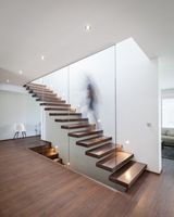 Escalier droit moderne sur mesure pour intérieur, en chêne blanc flottant, avec marches en bois et garde-corps en corde, pour villa