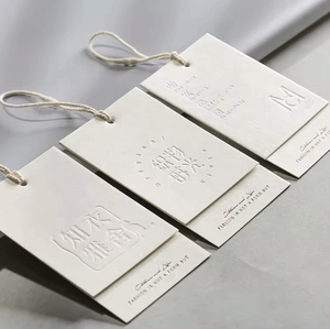 Etiquetas colgantes <span class=keywords><strong>de</strong></span> papel <span class=keywords><strong>de</strong></span> alta calidad impresas personalizadas, diseño <span class=keywords><strong>de</strong></span> cartón plegable <span class=keywords><strong>con</strong></span> cuerda <span class=keywords><strong>de</strong></span> plástico para uso en zapatos y prendas <span class=keywords><strong>de</strong></span> vestir - Product Image 1