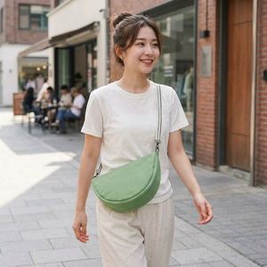 Sac bandoulière demi-lune pour femmes et hommes, petit format, avec plumes et décorations froncées, fermeture éclair géométrique, portable, durable, en coton - Product Image 1