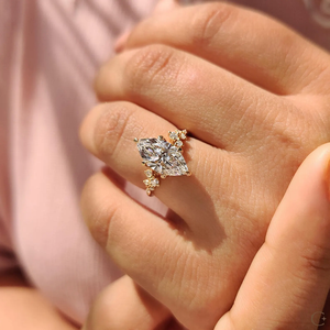 แหวนเพชรเลี้ยงในห้องปฏิบัติการที่เหนือกาลเวลา ด้วยสไตล์หรูหราและผิวเรียบเนียนไร้ตำหนิ เหมาะสำหรับโอกาสการหมั้นสมัยใหม่จากอินเดีย - Product Image 2