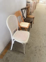 Chaise en plastique PP imitation rotin robuste avec assise tressée respirante pour événements extérieurs et mobilier de salle à manger d'hôtel