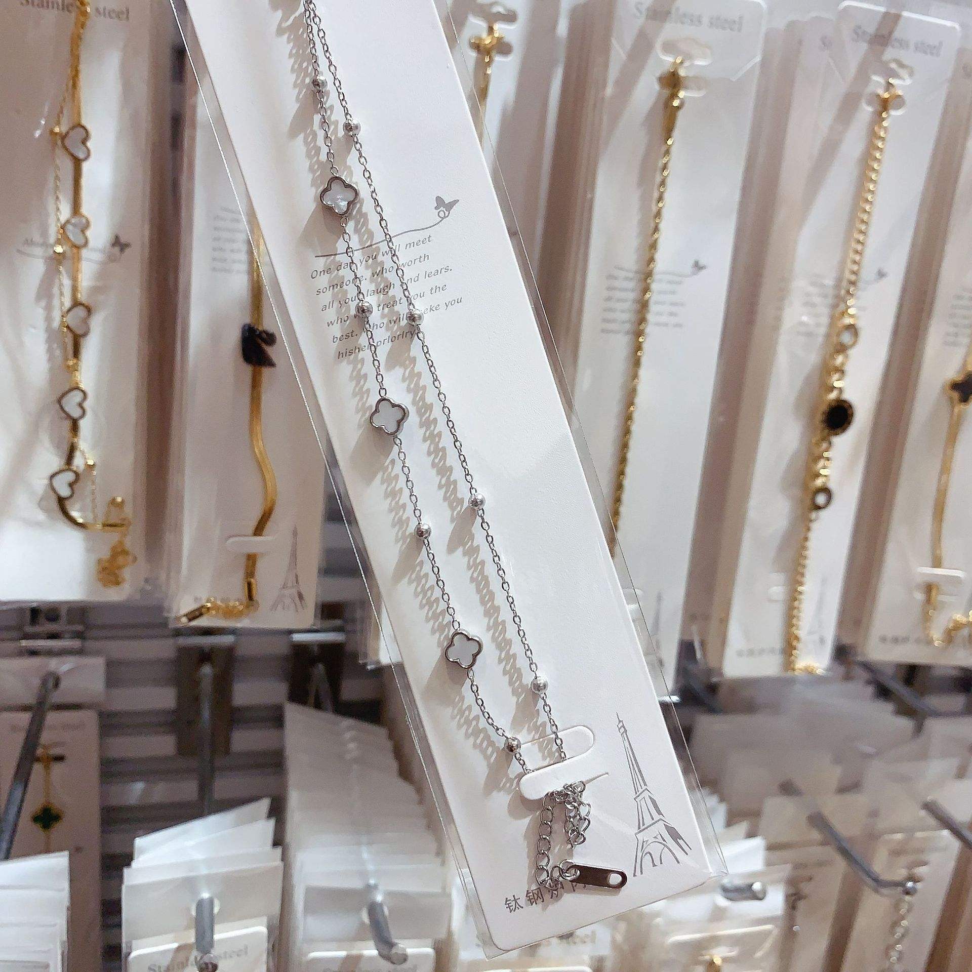 Quadrifoglio a doppio strato bianco con perline in acciaio