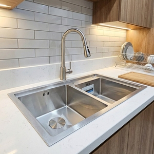 Évier de cuisine double à deux trous en acier inoxydable, design moderne, fait main, OEM, à encastrer, prix direct usine - Product Image 1