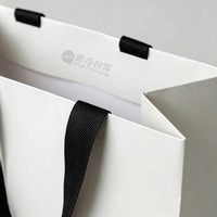 Maßgefertigte Weiße Karton-Einkaufstasche mit Schwarzem Bandgriff und Individuellem Logo Geschenkpapiertüte für Kleinunternehmen