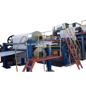 Ligne de production automatique de pâte à bois et de déchets de papier formant la machine de fabrication de papier kraft ondulé