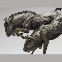 Sculpture de cerf vintage en bronze, finition antique, statue de cerf en métal moulé pour la décoration de jardin et de cour.