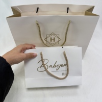 Vente en gros de sacs en papier d'emballage de chaussures blanches de luxe pour vêtements sac d'emballage en papier d'emballage de bijoux de vêtement avec logo imprimé