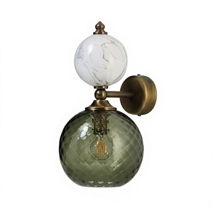Applique murale de luxe postmoderne en faux marbre avec abat-jour en verre vert, applique de chevet vintage en laiton antique, lampe de Noël - Product Image 1