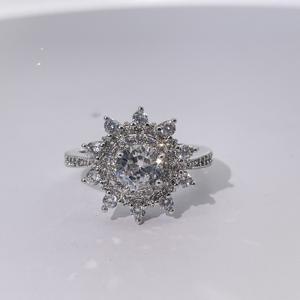 แหวนทองแดงชุบประดับเพชรซิรคอนทรงดาวกระจาย ดีไซน์หรูหรา ระยิบระยับ สำหรับผู้หญิง งานหมั้น งานปาร์ตี้ ขายส่ง - Product Image 1
