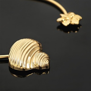 Anillo de cuello con forma de concha dorada, hebilla metálica con diseño floral, acabado chapado, conector duradero - Product Image 2
