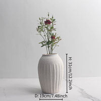 Vase en céramique de style contemporain, peint, avec éléments texturés naturels, en grès blanc, pour décoration intérieure et mariage