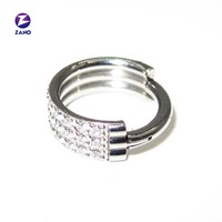 Cincin tindik hidung anak-anak berengsel, titanium ASTM F136 grade implan, berlapis emas, dengan zircon 3 baris bertahtakan prong set.