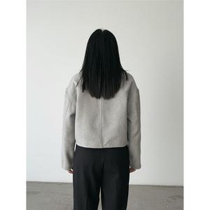 Chaqueta Corta Reversible de Cachemira Gris Otoñal con Capucha, Cremallera, Flecos, Lentejuelas, Apliques y Decoraciones de Plumas, Estilo Bomber Varsity - Product Image 6