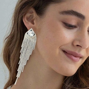 Boucles d'oreilles longues en cristal à pampilles super brillantes, géométriques, plaquées or, pour enfants, élégantes et exagérées, pour la mode - Product Image 3