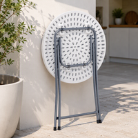 Table ronde pliante blanche moderne avec pieds en métal en forme de X, table pliante en plastique HDPE durable pour événements en plein air