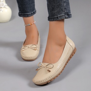 Mocassins décontractés confortables pour femmes en beige, ballerines plates à motif lézard avec nœud, semelle souple cousue à la main - Product Image 4