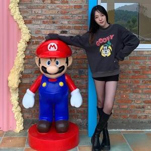 Escultura de Personajes de Películas y TV de Mario y Luigi, Grande, Ecológica, de Fibra de Vidrio, Diseño Personalizable Hecho a Mano para Jardín Exterior - Product Image 1