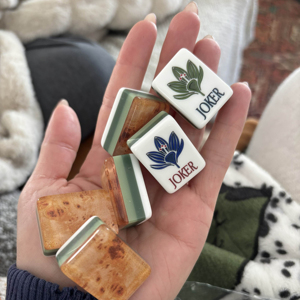 Venta al por mayor de fichas de Mahjong: Bird Boutique, Lola Beach, Malachite, Light, Miss Darling, Mother of Mahjong Tiles, de gran tamaño y pintadas en pulgadas. - Product Image 5