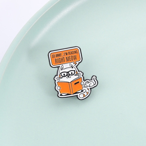 Spilla smaltata divertente Gatto che legge: Va' via, sto leggendo, gatto con occhiali e topo, distintivo da risvolto - Product Image 2