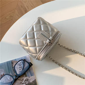 Bolso tote retro de PU de gran capacidad para mujer, novedad otoño-invierno, de alta gama, con cadena simple y cierre de cremallera, costuras a mano. - Product Image 3