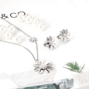 Ensemble de bijoux en gros en acier inoxydable, boucles d'oreilles et pendentif tendance motif floral pour femmes, parures de bijoux dorés imposants - Product Image 4