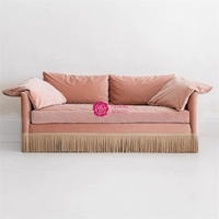 Canapé en velours Yicheng au design moderne et élégant avec jupe à franges et pompons en plumes, idéal pour salon et hôtel - Vente de mobilier