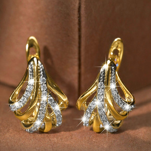 Orecchini a polsino a forma di foglia di ginkgo triangolare per donna, eleganti gioielli ispirati alla natura per tutti i giorni. - Product Image 1